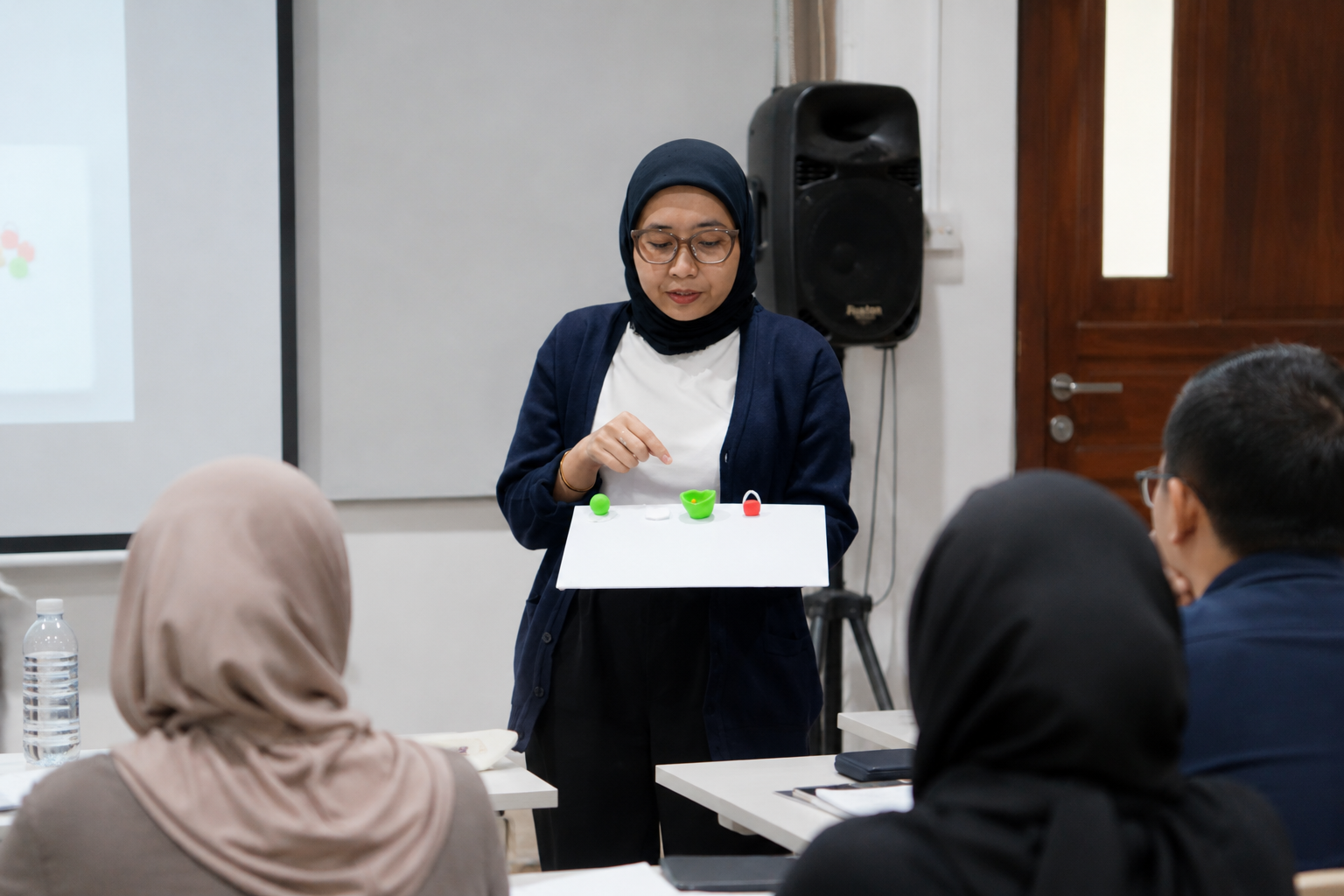 Memecah Silo Komunikasi: Strategi Melibatkan Karyawan Introvert dalam Diskusi Tim